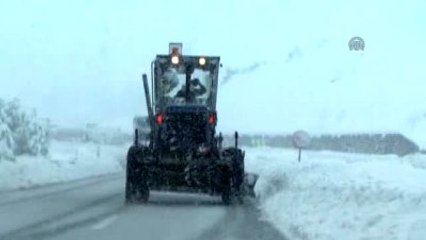 Balıkesir'i İzmir'e Bağlayan Karayolu Kayan Tırlar Yüzünden Ulaşıma Kapalı