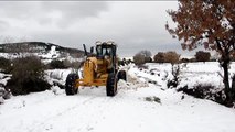 Bergama'da Kar Yağışı Nedeniyle Kapanan Yollar Açılıyor
