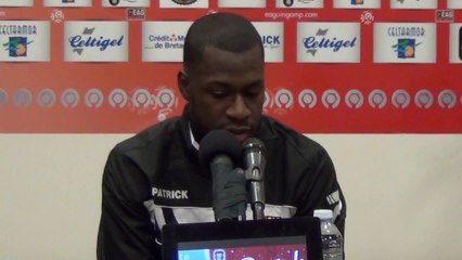 Signature de Yannis Salibur à Guingamp