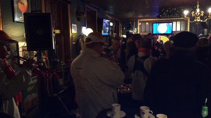 Alle 50 Goud: feest met dweilorkest De Klinkers - RTV Noord