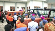 Primeiros corpos do voo da AirAsia chegam à Indonésia