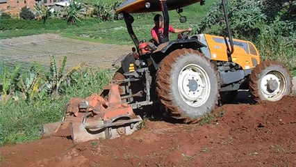 trator usado pra fazer canteiros