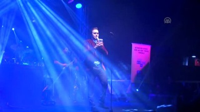 Yeni Yılı Mustafa Ceceli Konseri ile Karşıladılar