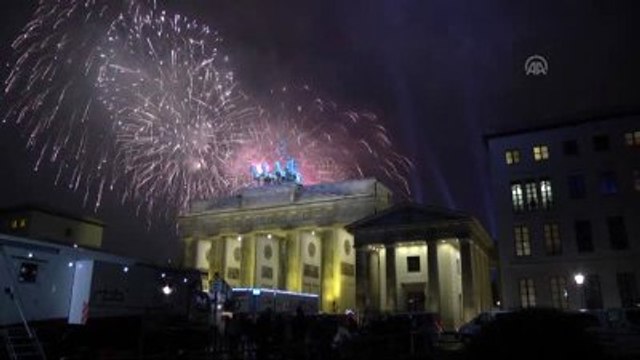 Berlin 2015'e Havai Fişek Gösterisiyle Girdi