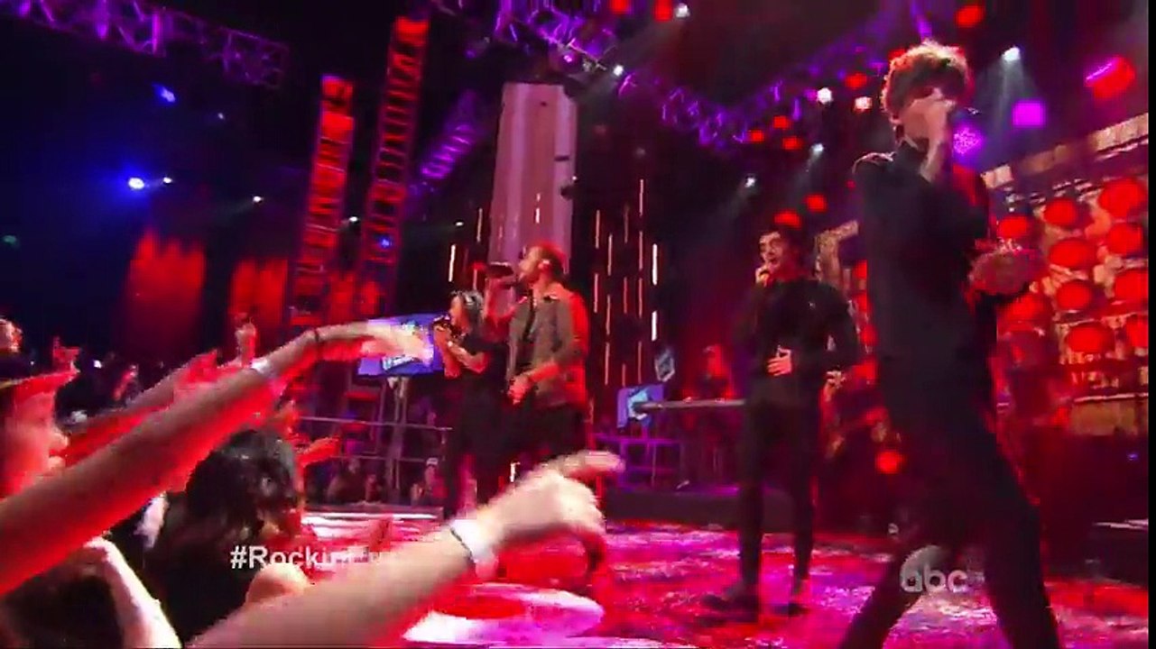 One Direction  'What Makes You Beautiful'