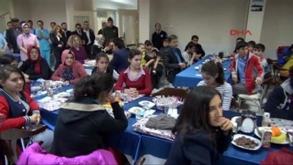 Bakan Zeybekci, Yeni Yılın İlk Bebeğinin İsmini Mehmet Koydu