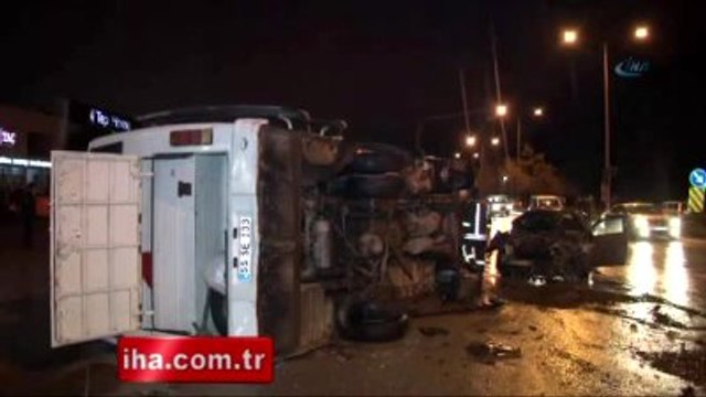 Otomobil Midibüs ile Çarpıştı: 3 Yaralı