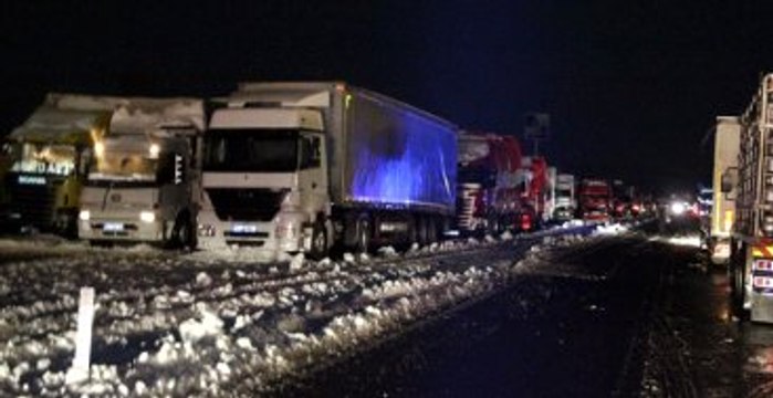 Karda Mahsur Kalan Vatandaşlar Yeni Yıla Araçlarında Girdiler