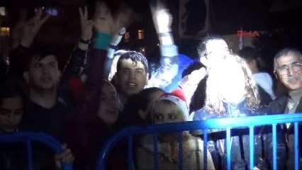 Adanalılar Yağmura Rağmen Yılbaşını Doyasıya Kutladı Ek