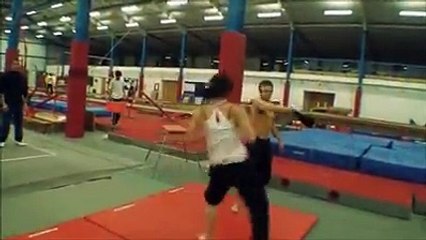 یار کیا لڑتی ہے یہ