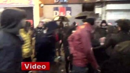 İstiklal Caddesi'nde Kavga Eden Genci Kız Arkadaşı Sakinleştirdi