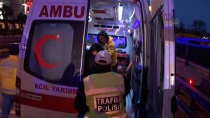 Otomobil, Refüje Çarptı: 3 Yaralı