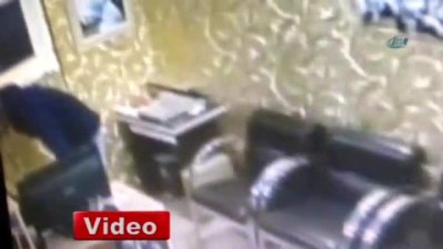 Fotoğraf Makinesini ve Sadaka Kutusunu Çalan Hırsız Kamerada