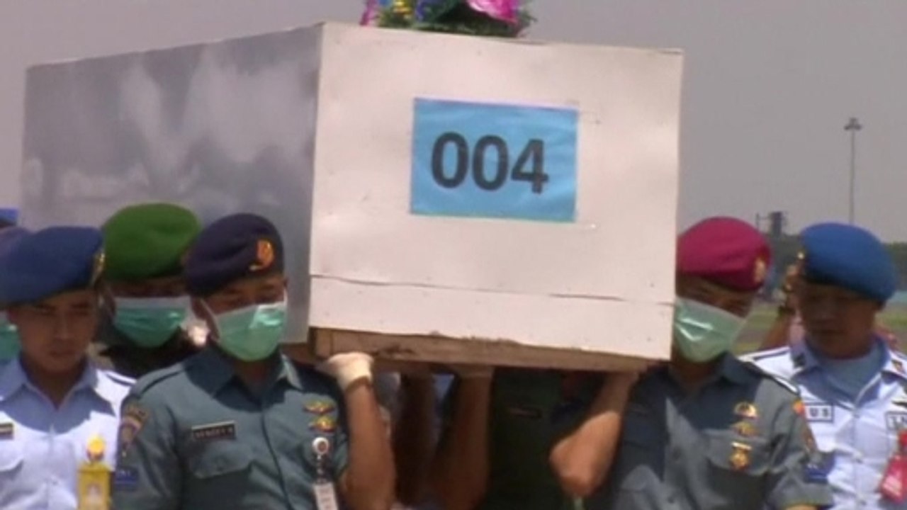 Search resumes for AirAsia victims