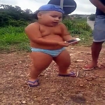 Minik Çocuktan Göbek Dans Şov