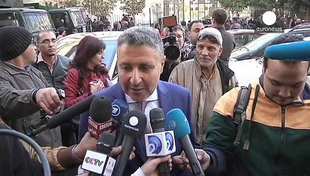 Los periodistas de Al Yazira serán juzgados de nuevo pero seguirán en prisión