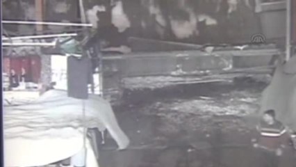 İnegöl'de Pazar Yerinin Çatısının Kar Nedeniyle Çökmesi