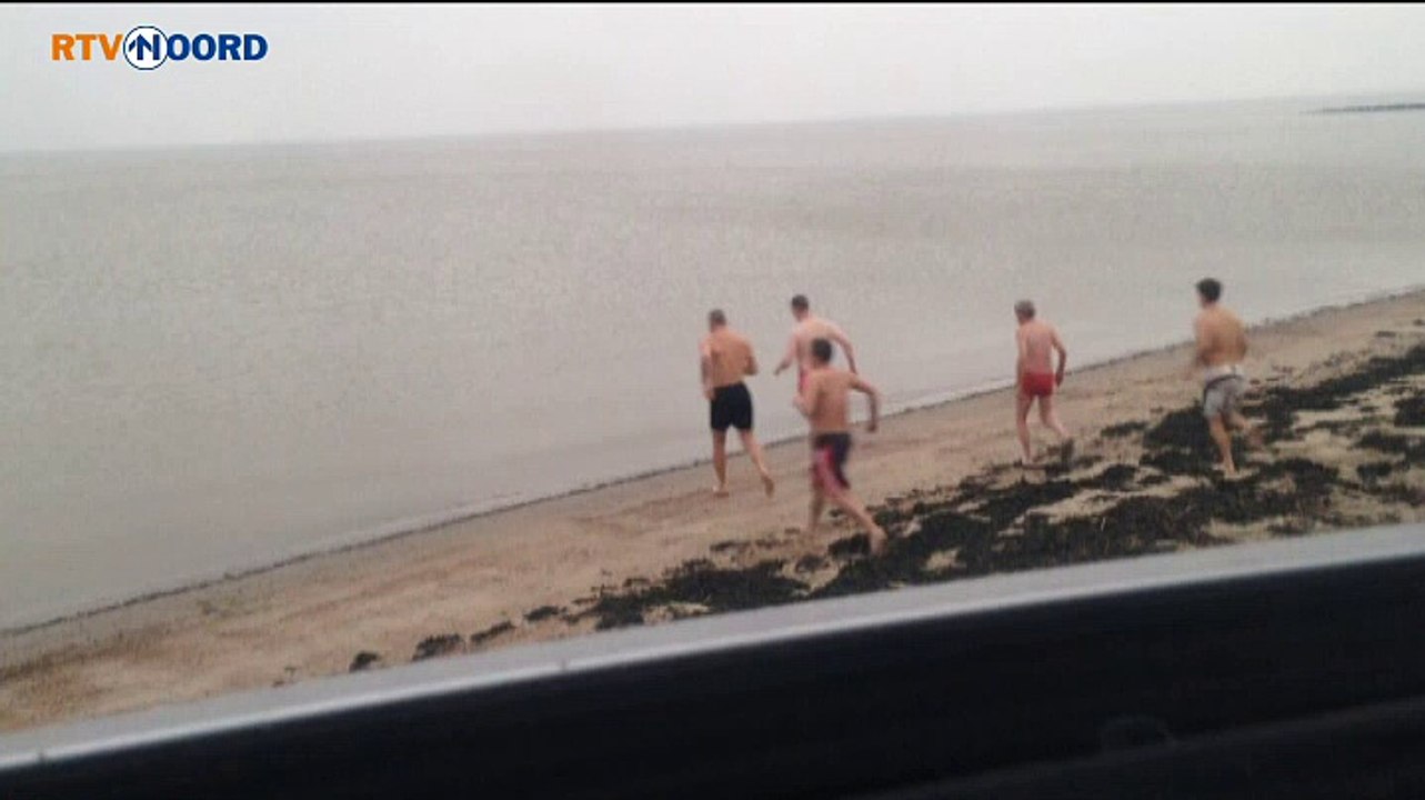 Delfzijlsters trotseren koud en hoog water - RTV Noord