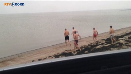 Delfzijlsters trotseren koud en hoog water - RTV Noord