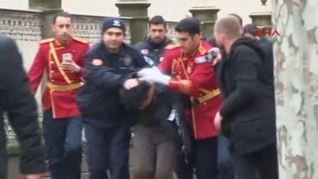 Man with automatic weapon, grenades, detained near Istanbul palace