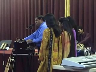 Sari Darthi Pay Eik Charni Main - Ernest Mall - Christmas Song