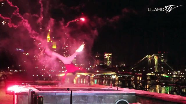 Faire du breakdance avec des feux d'artifice