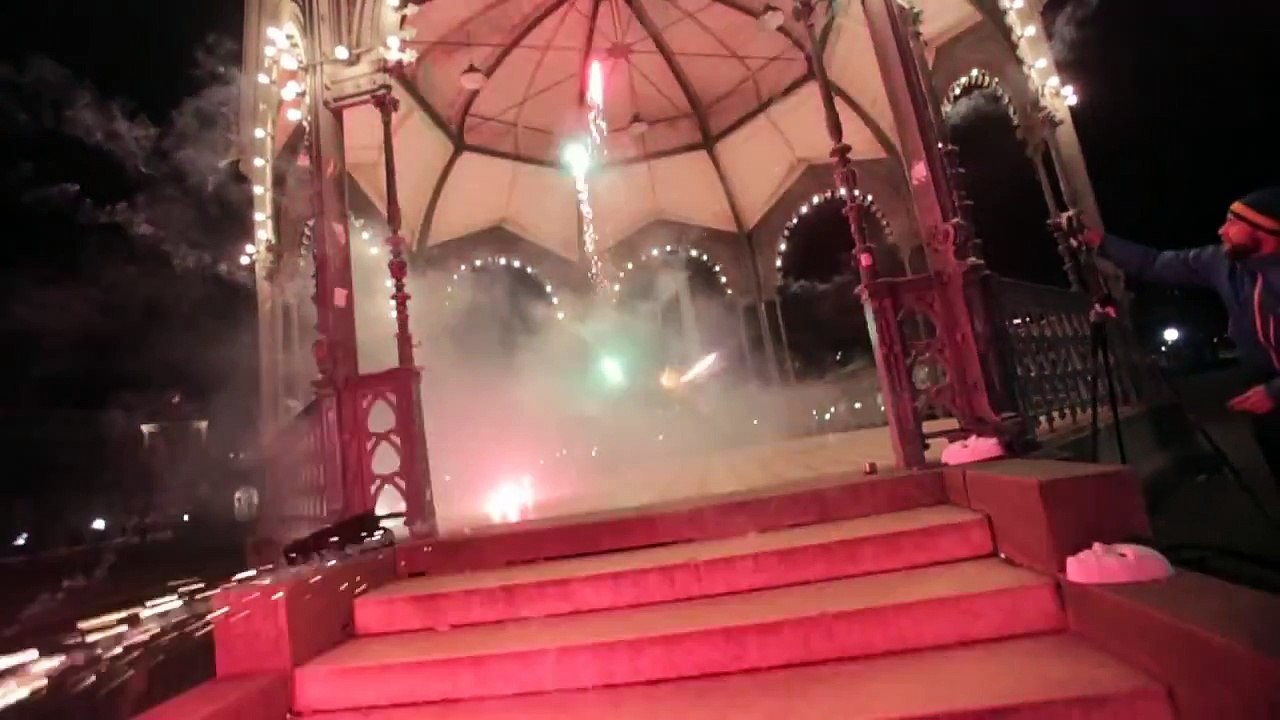 Breakdance avec des feux d'artifice sous les pieds