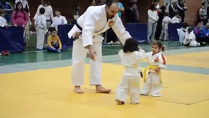 [Funny Kid Video] Little girls judo fight