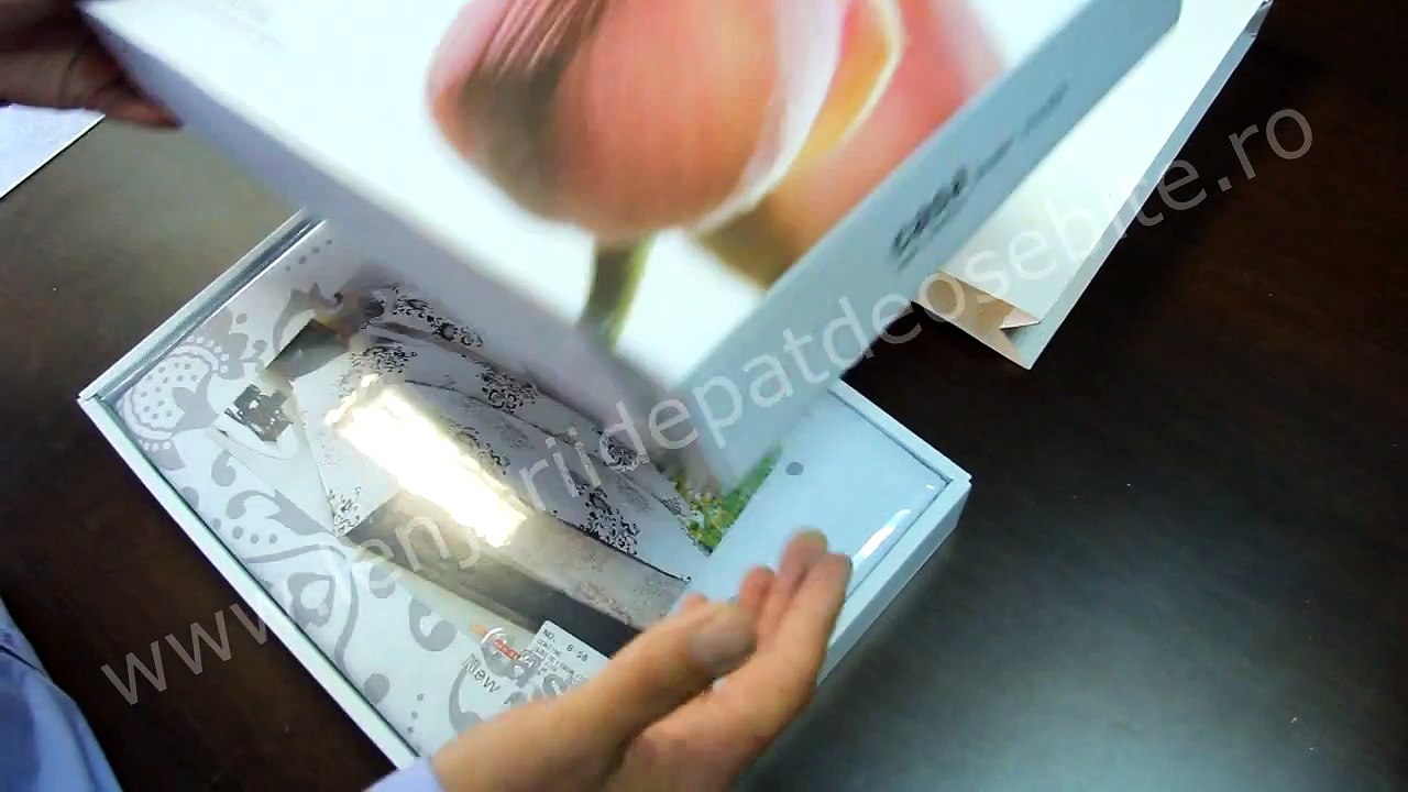 Lenjerii de pat alb cu negru