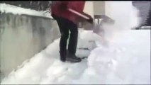 Kar yağınca insanları trolleyen adam