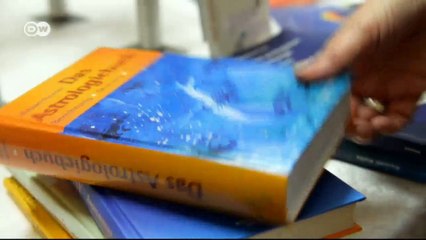 Die Star-Astrologin Gerda Rogers und das Phänomen Horoskope | Euromaxx