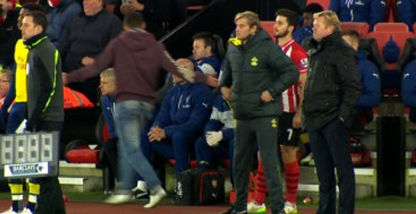 Arsene Wenger'i Protesto Etmek İçin Sahaya Dalan Taraftar Tutuklandı