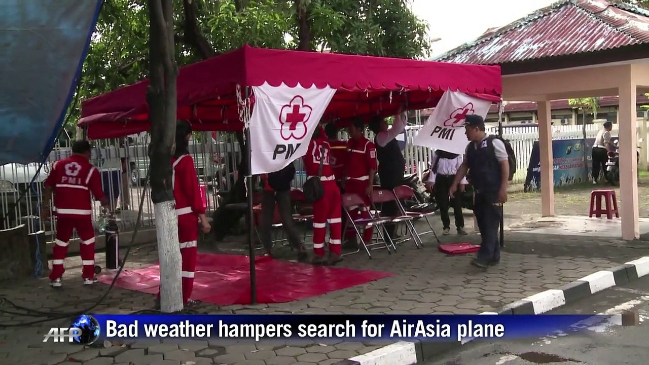 Bad weather hampers search for AirAsia plane