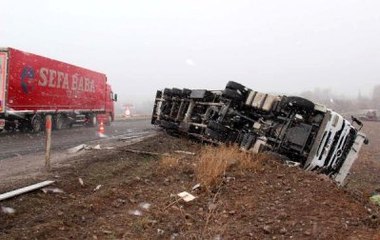 Yan Yatan Tırın Sürücüsü Yaralandı