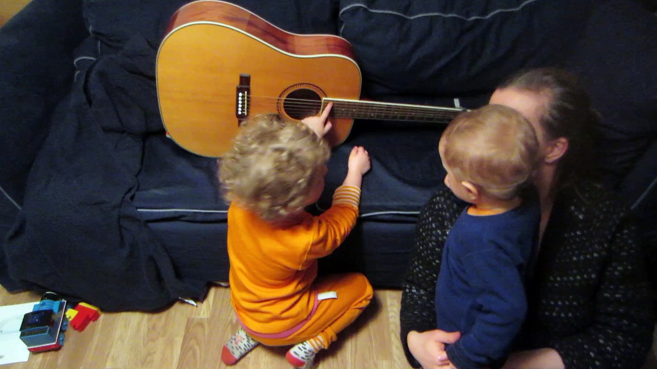 Lilja chante monsieur ours à la guitare