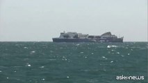 Rogo traghetto - il relitto del Norman Atlantic in arrivo al porto di Brindisi