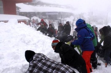 Kayak Yapan İki Tatilci Kar Kütlesinin Altında Kaldı