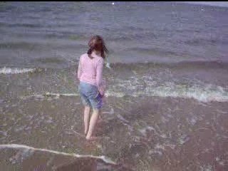 Charline les pieds dans l'eau