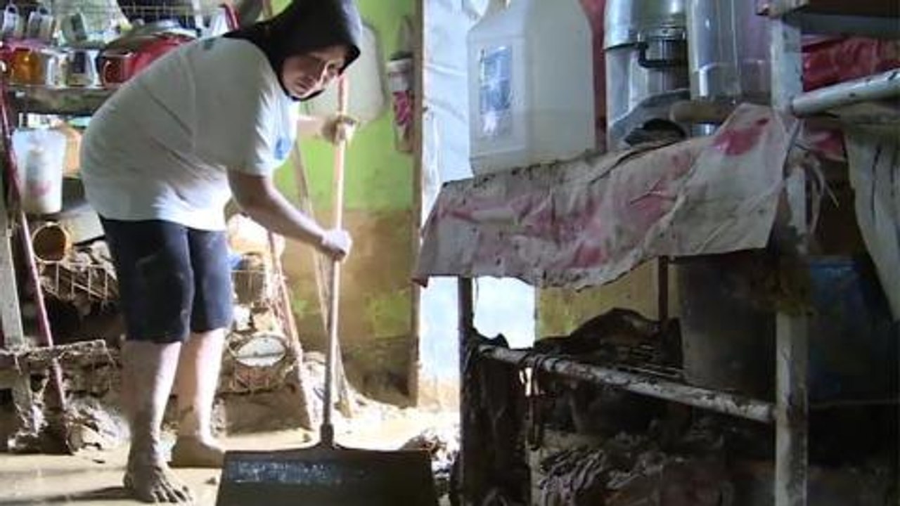 Families assess Malaysia flood damage