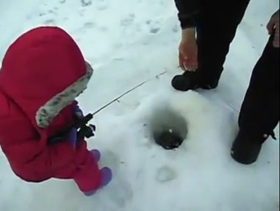 L'adorable première prise à la pêche d'une petite fille en Alaska