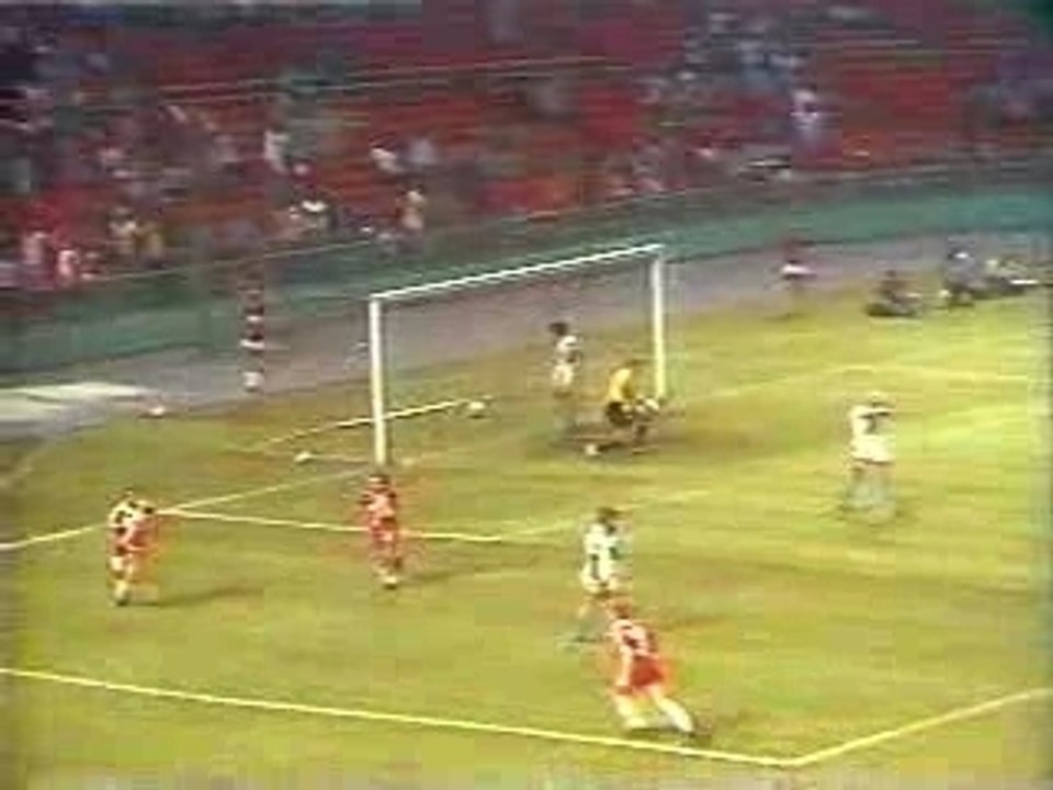 Johan Cruyff - dribbling run through 4