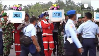 Vol d'AirAsia: une trentaine de corps repêchés jusqu'ici
