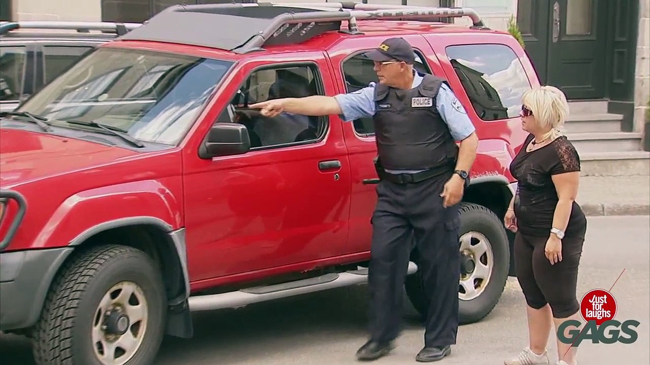 Crazy Cop Smashes Car Window
