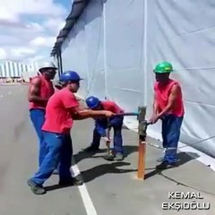 Çok Kordineli Hareket Ederek Kazık Çakan İşçiler