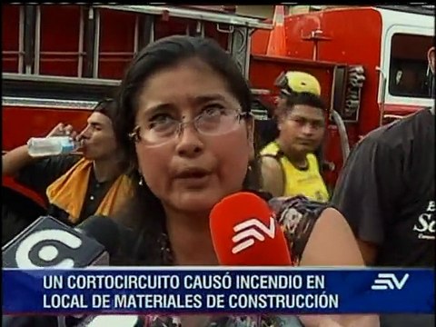 Bomberos controlaron un incendio en pleno centro de Guayaquil