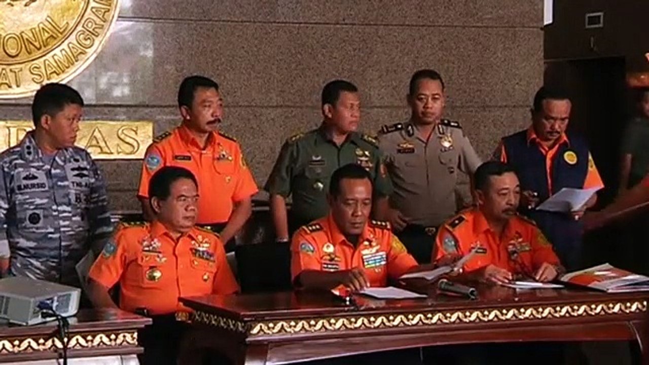 "Two large objects" found in AirAsia search: official