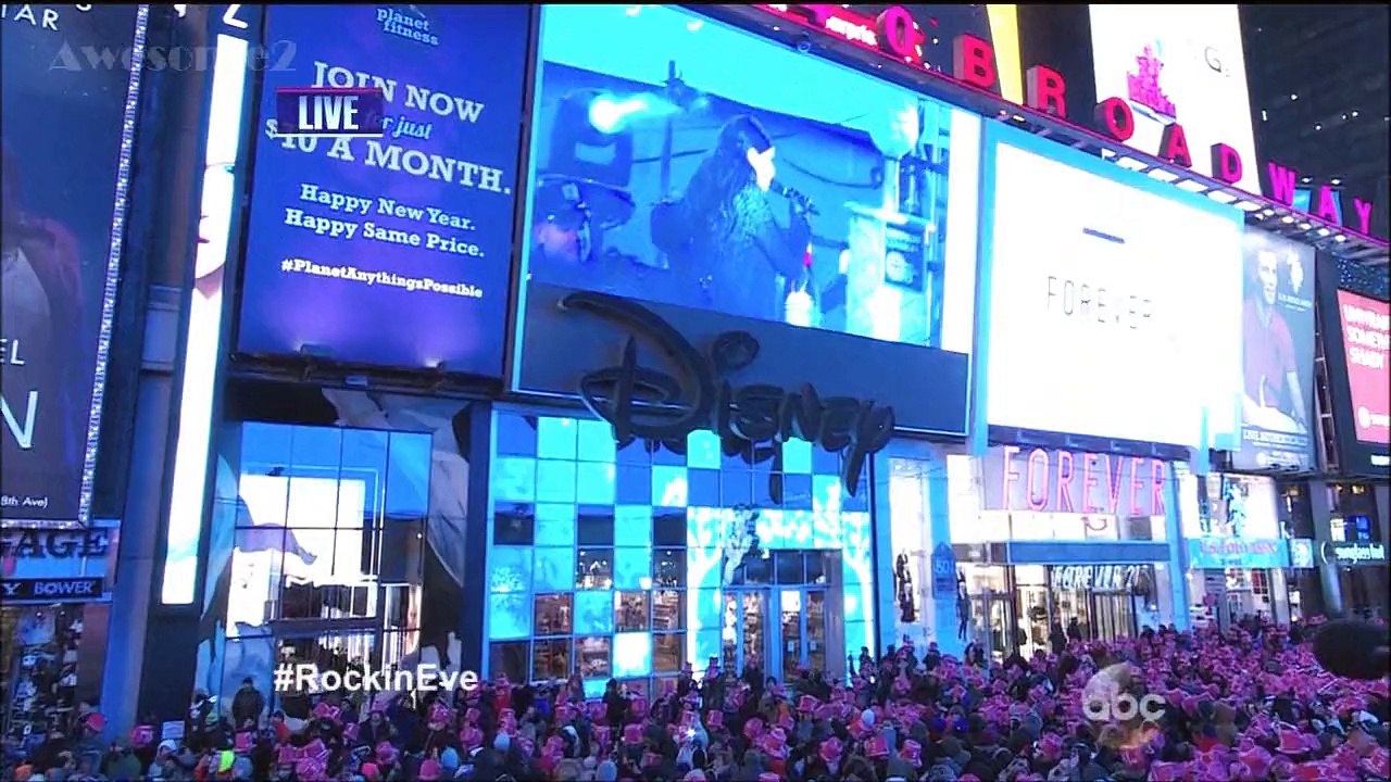 Idina Menzel singing Let It Go at Rockin Eve 15