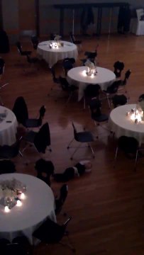 Un garçon danse tout seul sur le sol