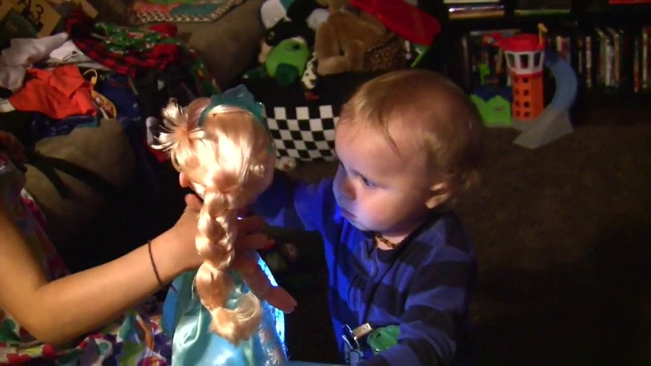 Hilarante réaction d'un bébé qui entend la chanson "Let It Go" de Frozen