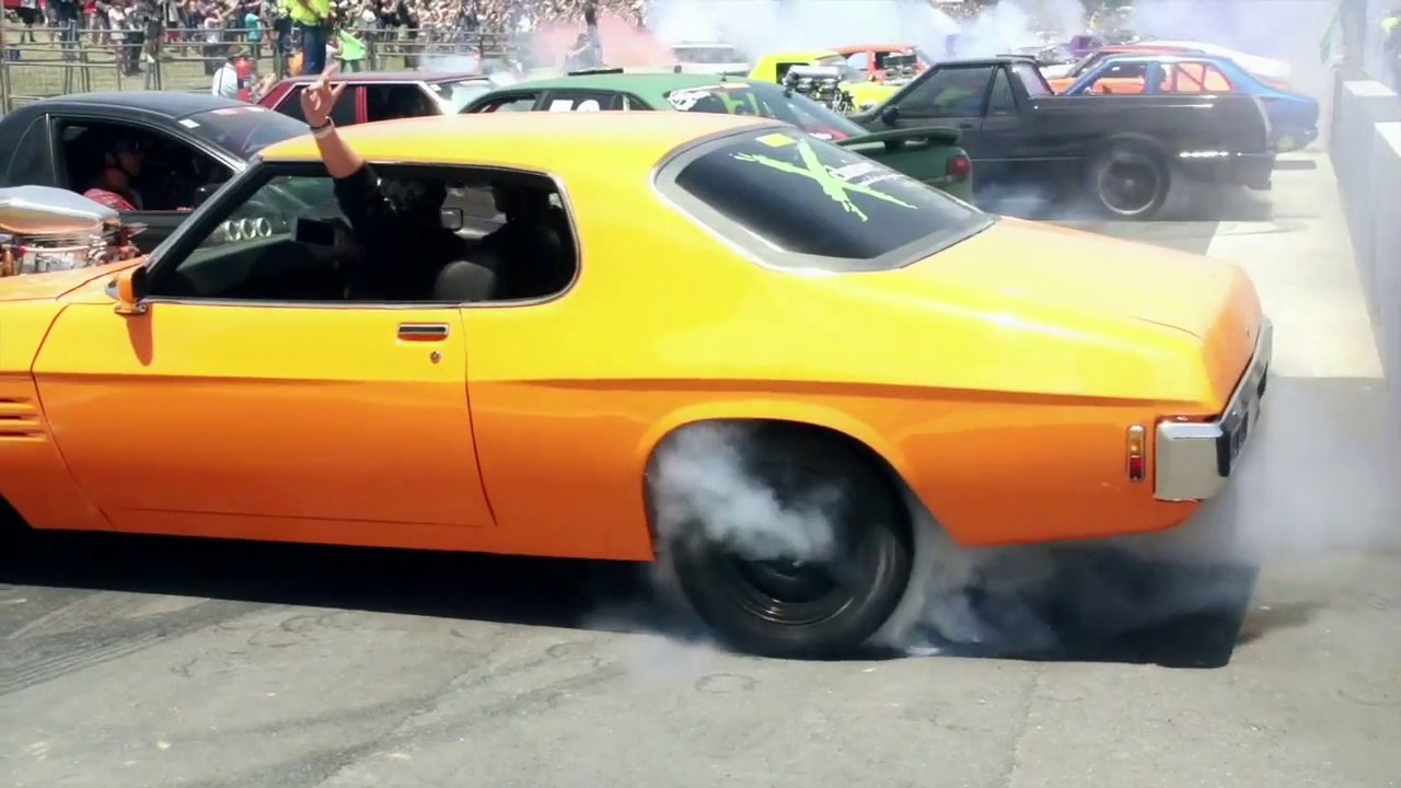 Nouveau record du plus gros BURN : 103 voitures brûlent la gomme de leurs pneu en simultané!